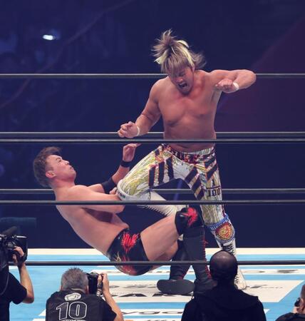 　オカダ・カズチカにヒザを入れる棚橋弘至（撮影・金田祐二）