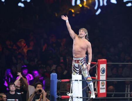 　ファンに手を振る棚橋弘至（撮影・金田祐二）