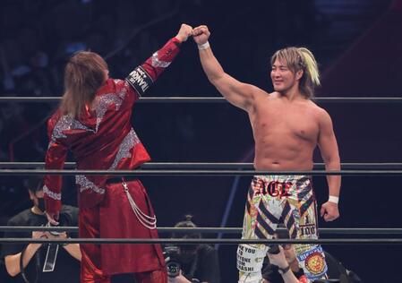 　内藤哲也とポーズをきめる棚橋弘至（撮影・金田祐二）