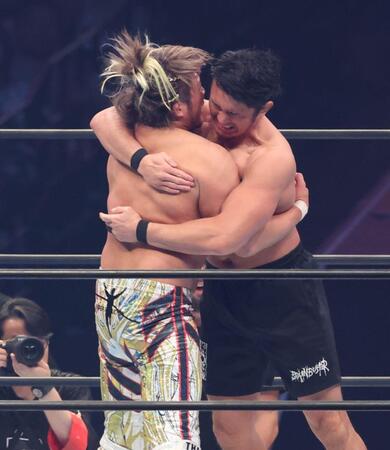 　抱き合う棚橋弘至と柴田勝頼（撮影・金田祐二）