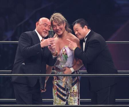 　武藤敬司、藤波辰爾と自撮りで笑顔の棚橋弘至（撮影・金田祐二）