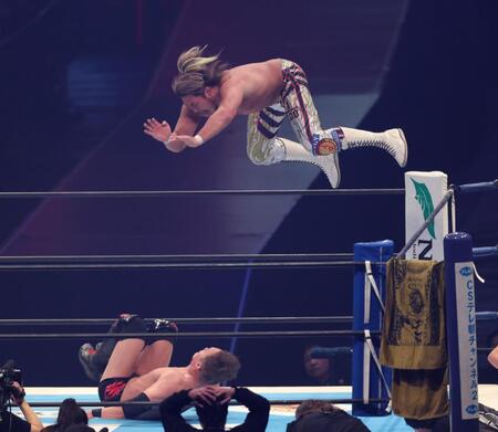 　オカダ・カズチカにハイフライフローを放つ棚橋弘至（撮影・金田祐二）