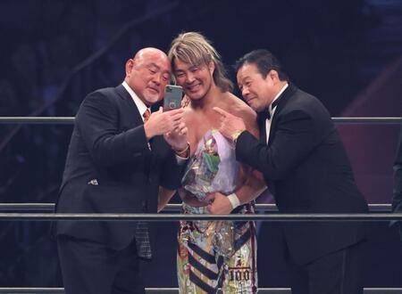 　武藤敬司、藤波辰爾と自撮りで笑顔の棚橋弘至（撮影・金田祐二）