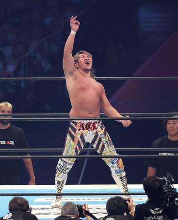 　エアギターを見せる棚橋弘至（撮影・金田祐二）