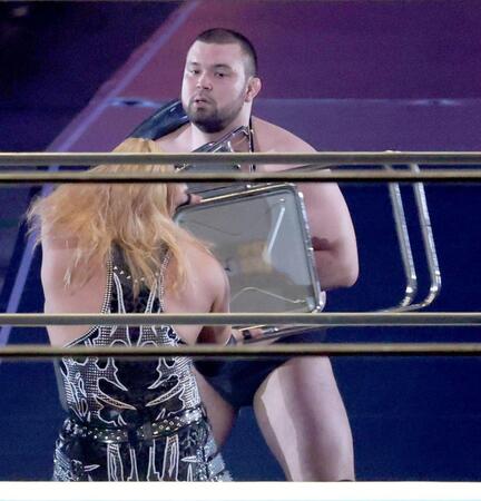 　ＥＶＩＬの凶器攻撃を受けるウルフアロン（撮影・金田祐二）