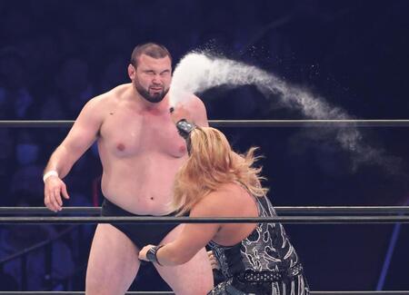 　ＥＶＩＬの反則攻撃を受けるウルフアロン（撮影・金田祐二）