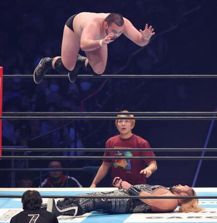 　ＥＶＩＬに襲いかかるウルフアロン（撮影・金田祐二）