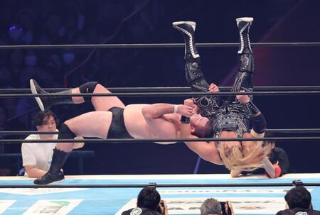 　ＥＶＩＬを投げるウルフアロン（撮影・金田祐二）