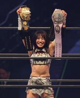 　２つのベルトを手に喜ぶ朱里（撮影・金田祐二）