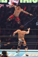 　小島聡に襲いかかる武知海青（撮影・金田祐二）