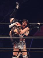 　上谷沙弥を投げる朱里（撮影・金田祐二）