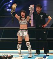 　２つのベルトを手に歓喜の朱里（撮影・金田祐二）