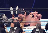 　ＥＶＩＬの腕をきめるウルフアロン（撮影・金田祐二）