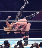 　ＥＶＩＬを投げるウルフアロン（撮影・金田祐二）