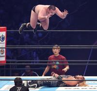 　コーナーからＥＶＩＬに襲いかかるウルフアロン（撮影・金田祐二）