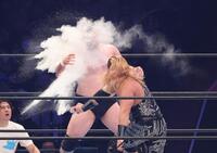 　ＥＶＩＬの反則攻撃を受けるウルフアロン（撮影・金田祐二）