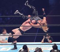 　ＥＶＩＬを投げるウルフアロン（撮影・金田祐二）