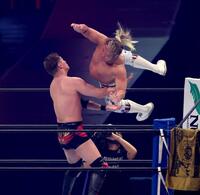 　オカダ・カズチカにダイブする棚橋弘至（撮影・金田祐二）