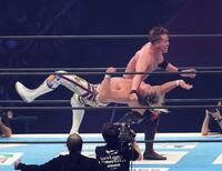 　オカダ・カズチカのレインメーカーに敗れる棚橋弘至（撮影・金田祐二）