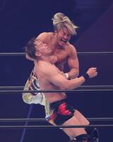 　オカダ・カズチカに立ち向かう棚橋弘至（撮影・金田祐二）