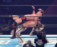 　オカダ・カズチカにスープレックスをきめる棚橋弘至（撮影・金田祐二）