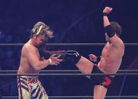 　オカダ・カズチカのハイキックを受ける棚橋弘至（撮影・金田祐二）