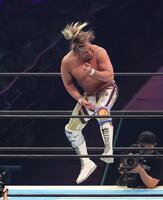 　エアギターを見せる棚橋弘至（撮影・金田祐二）