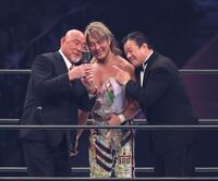 　武藤敬司、藤波辰爾と自撮りで笑顔の棚橋弘至（撮影・金田祐二）