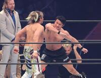 　最後に張り合う棚橋弘至と柴田勝頼（撮影・金田祐二）