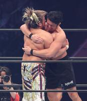 　抱き合う棚橋弘至と柴田勝頼（撮影・金田祐二）