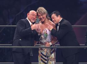 　武藤敬司、藤波辰爾と自撮りで笑顔の棚橋弘至（撮影・金田祐二）