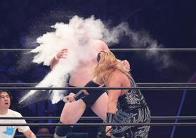 　ＥＶＩＬの反則攻撃を受けるウルフアロン（撮影・金田祐二）