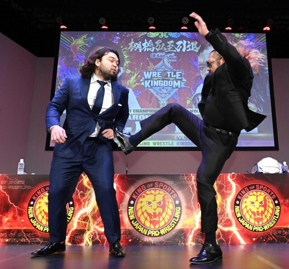 　ＥＶＩＬ（右）の奇襲を受けるウルフアロン