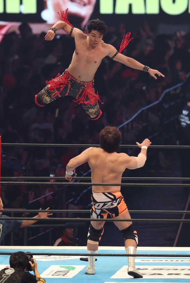 　小島聡に襲いかかる武知海青（撮影・金田祐二）