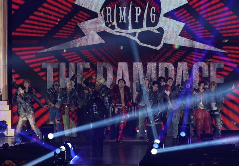 　ＴＨＥ　ＲＡＭＰＡＧＥのメンバーと入場する武知海青（撮影・金田祐二）