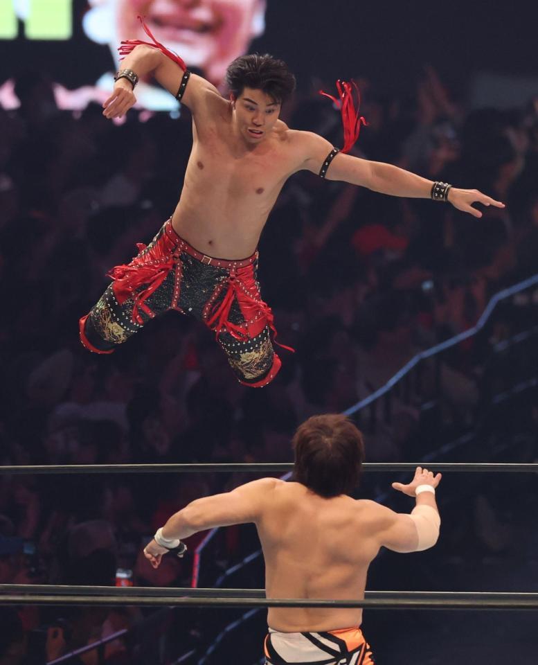 　小島聡に襲いかかる武知海青（撮影・金田祐二）