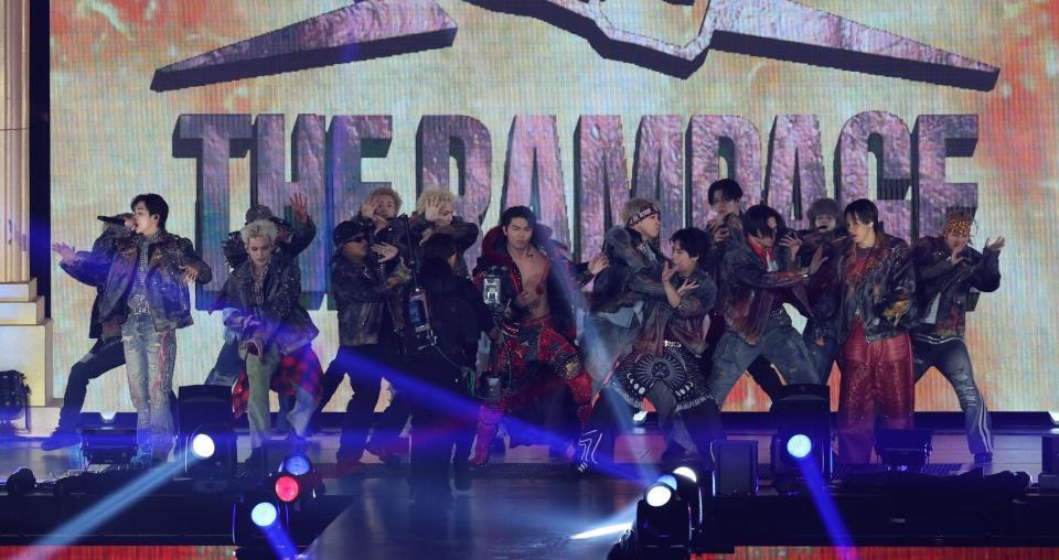 　ＴＨＥ　ＲＡＭＰＡＧＥのメンバーと入場する武知海青（撮影・金田祐二）