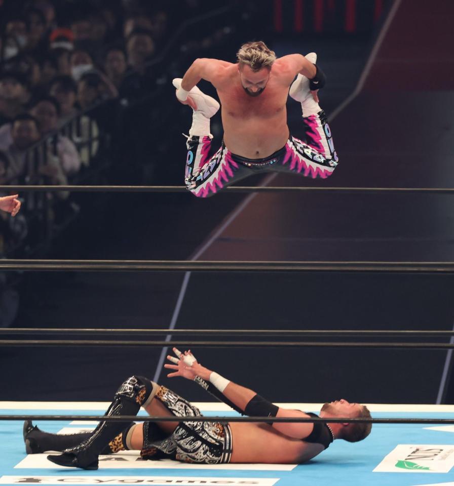 　クリス・ブルックスをしとめるエル・ファンタズモ（撮影・金田祐二）