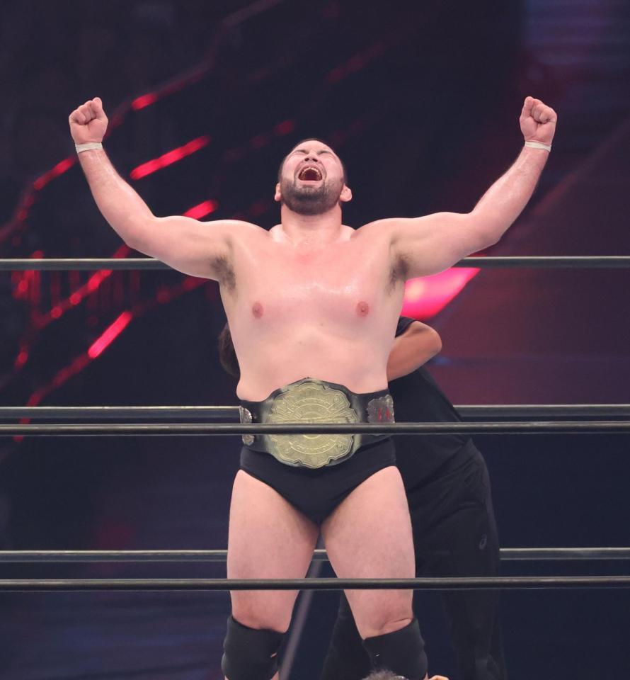 　ベルトを巻き雄たけびをあげるウルフアロン（撮影・金田祐二）