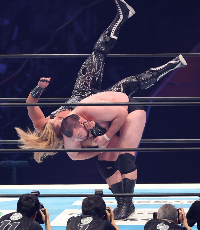 　ＥＶＩＬを投げるウルフアロン（撮影・金田祐二）