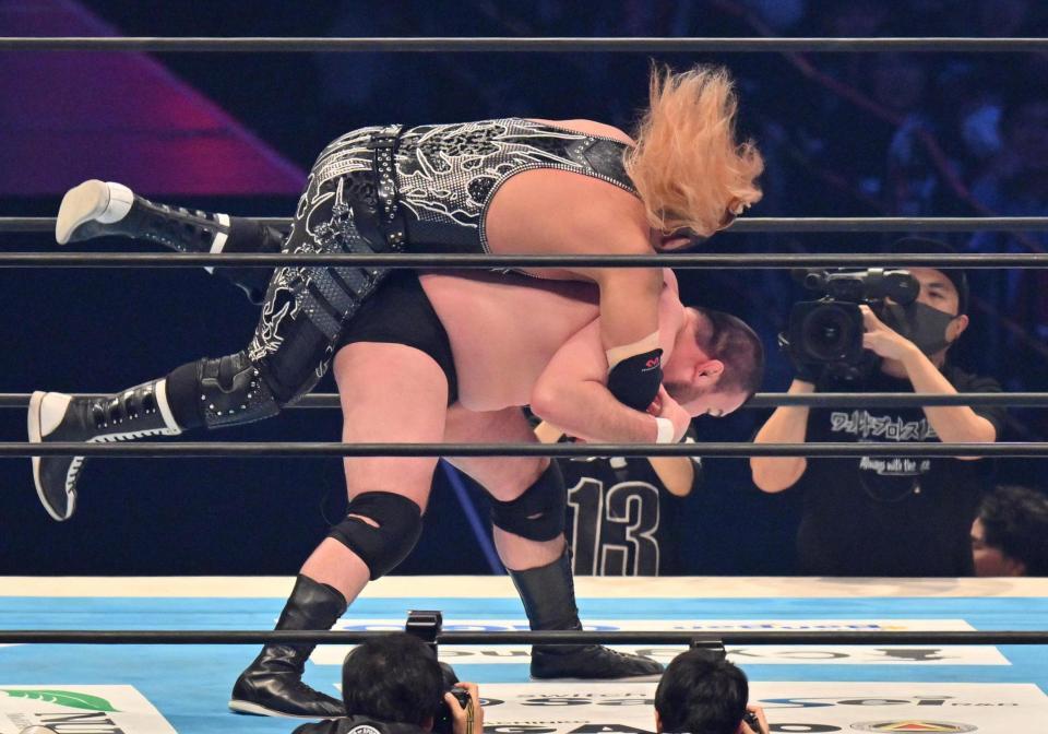 　ＥＶＩＬに投げ技を仕掛けるウルフアロン