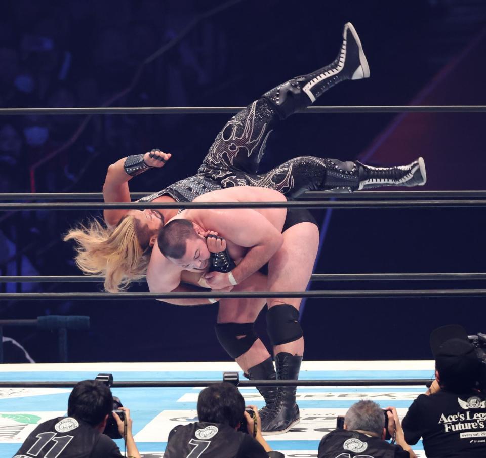 　ＥＶＩＬを投げるウルフアロン（撮影・金田祐二）