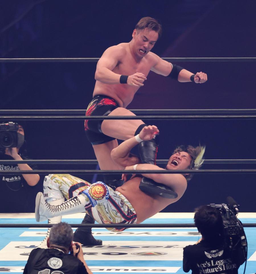 　オカダ・カズチカにドラゴンスクリューをきめる棚橋弘至（撮影・金田祐二）