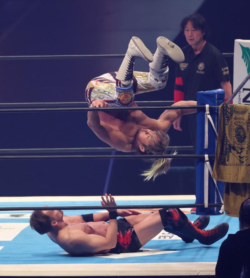 　オカダ・カズチカに立ち向かう棚橋弘至（撮影・金田祐二）