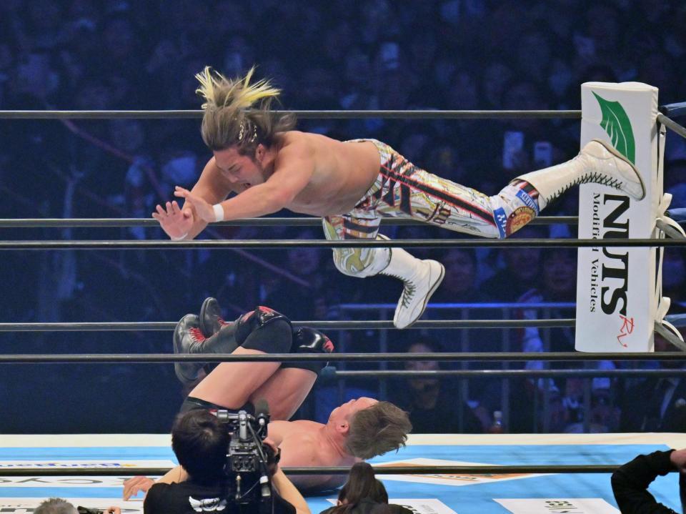 　オカダ・カズチカに飛びかかる棚橋弘至