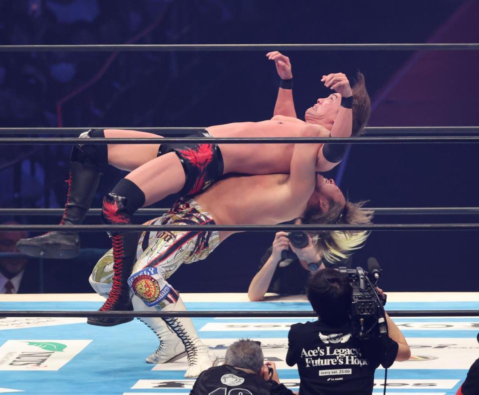 　オカダ・カズチカにスープレックスをきめる棚橋弘至（撮影・金田祐二）