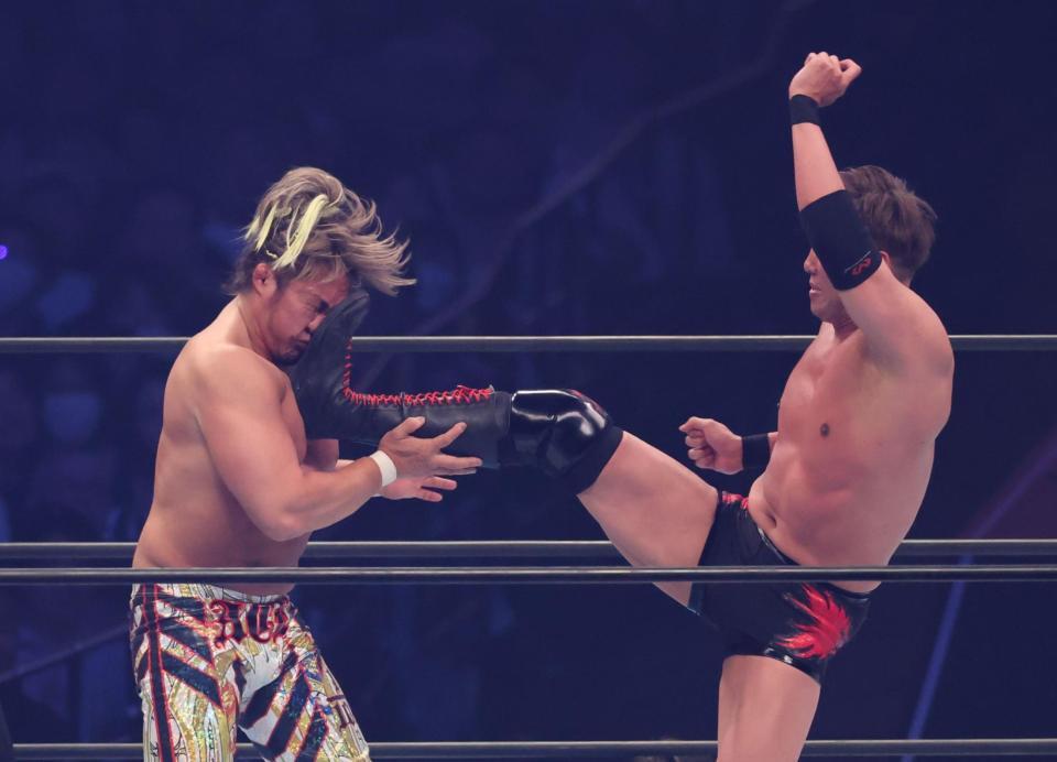 　オカダ・カズチカのハイキックを受ける棚橋弘至（撮影・金田祐二）