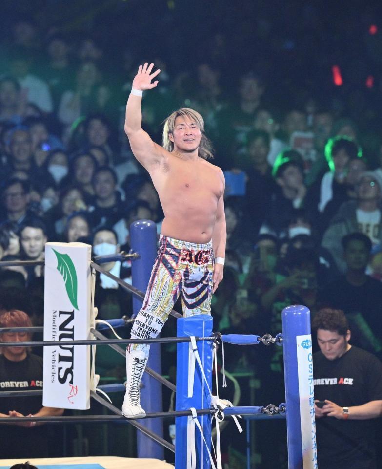 　引退セレモニーでファンの声援に応える棚橋弘至