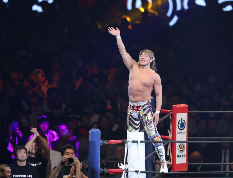 　ファンに手を振る棚橋弘至（撮影・金田祐二）