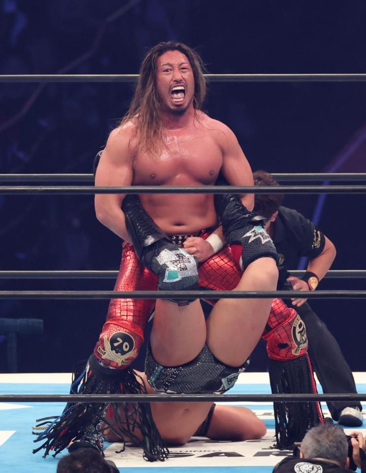 　ＫＯＮＯＳＵＫＥ　ＴＡＫＥＳＨＩＴＡに逆エビ固めで勝利する辻陽太（撮影・金田祐二）